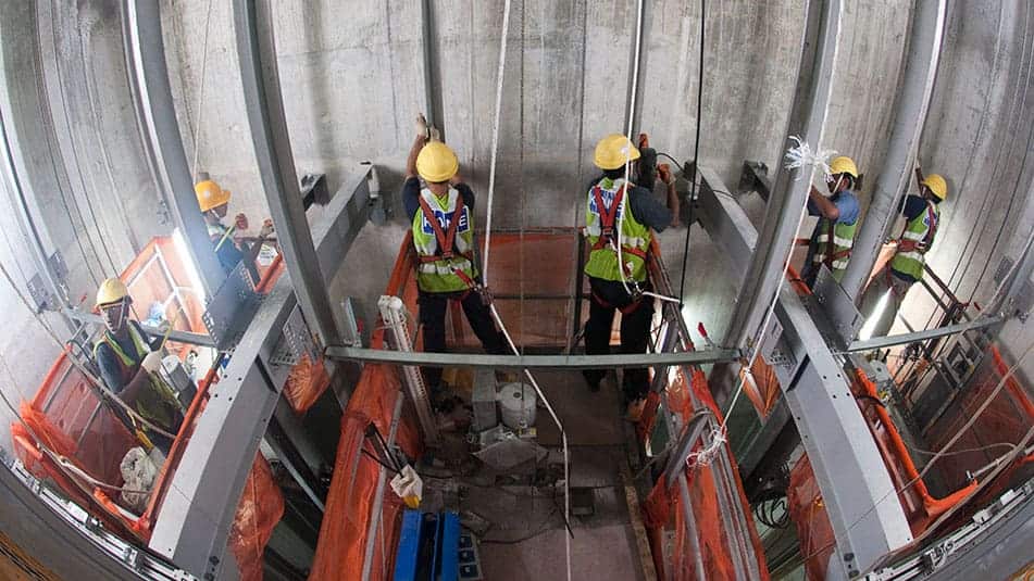 Inovácie, ako napríklad výťah KONE JumpLift na využitie času výstavby, urýchľujú pohyb osôb a tok materiálu na stavenisku.