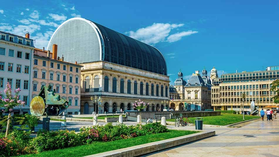 Osemnásťposchodové architektonické dielo Opéra National de Lyon (Lyonská národná opera) zvolilo pri modernizácii svojich piatich výťahov cirkulárnu metódu.